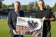 Gratulation der DFL an den SC Preußen Münster, hier mit Aufsichtsratschef Frank Westermann und Sport-Geschäftsführer Ole Kittner.